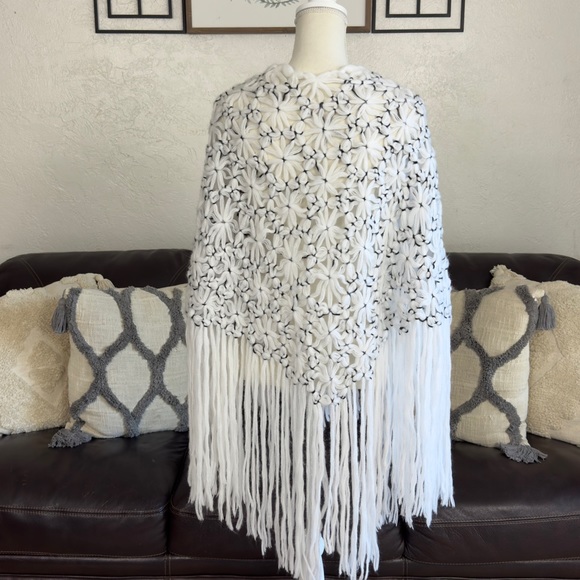 Beautiful Handmade White & Black Crochet Fringe Cover Shawl Floral One Size - Picture 10 of 10